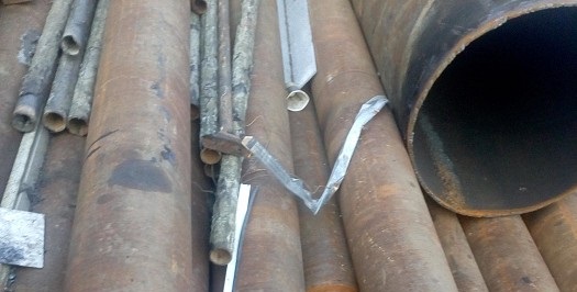 Au furat țevi metalice ziua-n amiaza mare; tot atunci au și fost  prinși