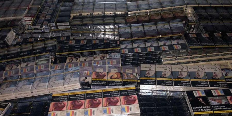 Țigări de contrabandă găsite într-un adăpost pentru animale, sub paie