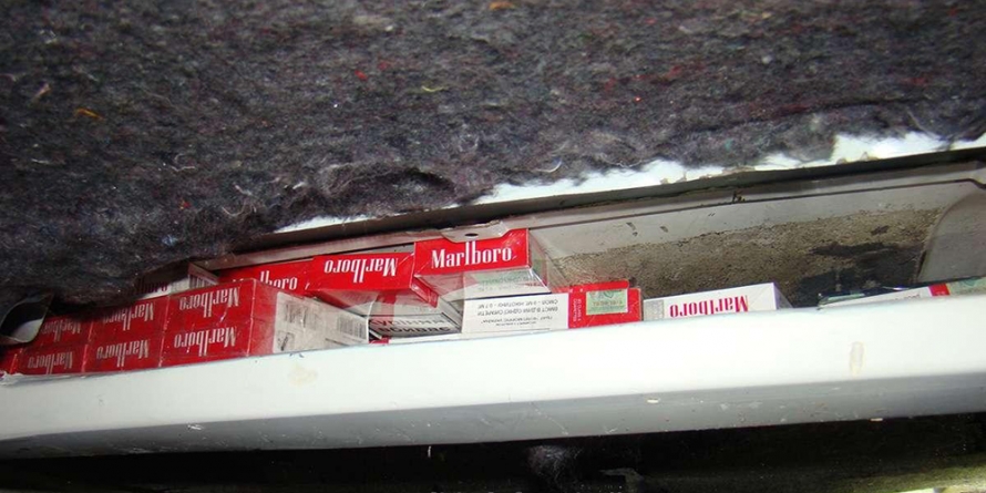 Țigări ucrainiene ascunse în tavanul modificat al unui microbuz