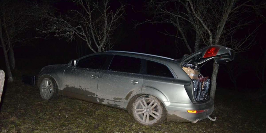 S-au confiscat peste 19.000 de pachete cu țigări și mașina cu care erau transportate, însă contrabandistul a fugit