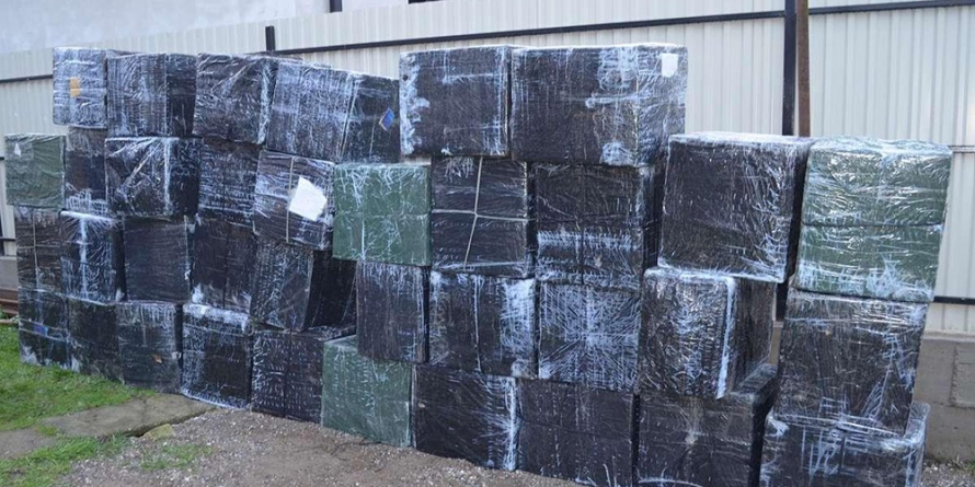 35.236 de pachete cu țigări de contrabandă găsite într-un beci din Sighetu Marmației