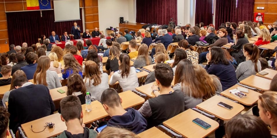 Discursul preşedintelui Academiei Române i-a  magnetizat  pe cei prezenți în amfiteatrul ”Augustin Buzura” al CN „Gheorghe Şincai”