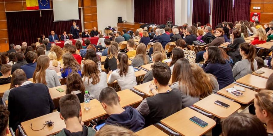 Discursul preşedintelui Academiei Române i-a  magnetizat  pe cei prezenți în amfiteatrul ”Augustin Buzura” al CN „Gheorghe Şincai”
