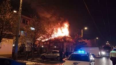 Casă în flăcări pe strada Eminescu (GALERIE FOTO)