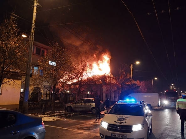 Casă în flăcări pe strada Eminescu (GALERIE FOTO)