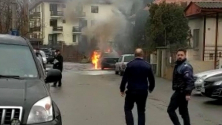 Mașină în flăcări lângă sediul Poliției Rutiere din Baia Mare