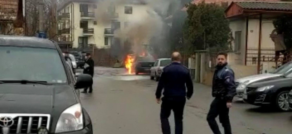 Mașină în flăcări lângă sediul Poliției Rutiere din Baia Mare