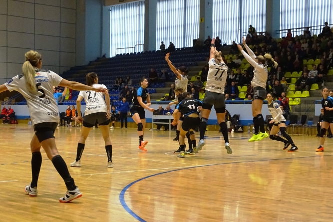 Junioarele de la CS Marta au câștigat entuziasmant o repriză în fața vedetelor de la CSM București (GALERIE FOTO)