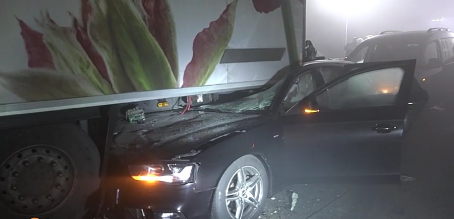 Două persoane au murit și 12 au fost rănite, într-un carambol cu 12 mașini, în care se aflau 29 de oameni