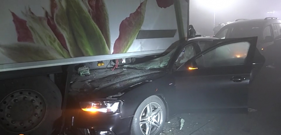 Două persoane au murit și 12 au fost rănite, într-un carambol cu 12 mașini, în care se aflau 29 de oameni