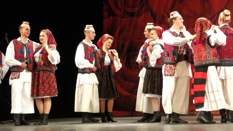 “Joc în sat”, spectacol folcloric  dedicat sărbătoriților zilei