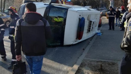Autospecială a poliției răsturnată după ce s-a lovit de două mașini