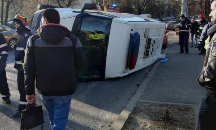 Autospecială a poliției răsturnată după ce s-a lovit de două mașini