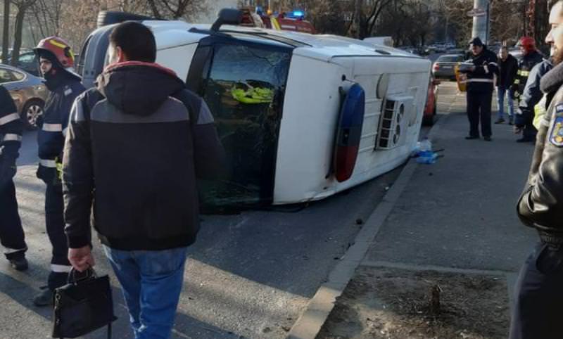 Autospecială a poliției răsturnată după ce s-a lovit de două mașini