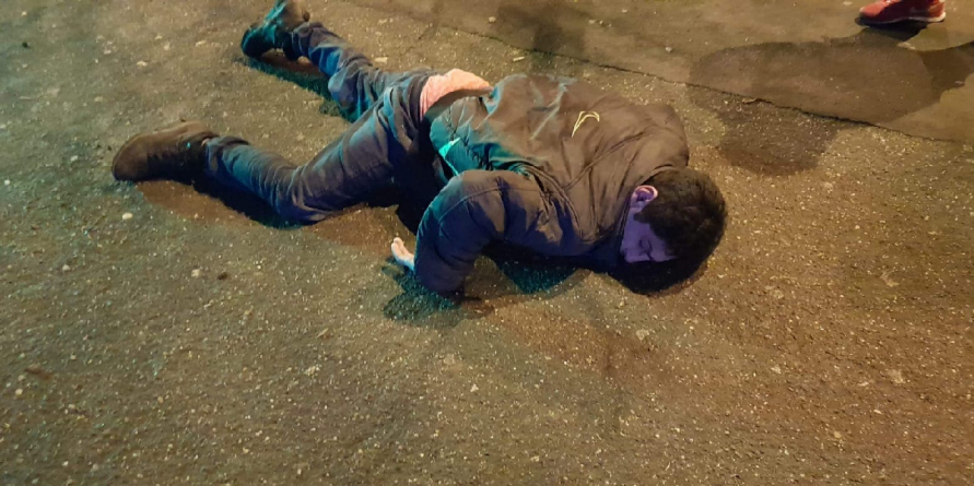 Tânăr bătut măr de cinci persoane și lăsat să zacă pe trotuar