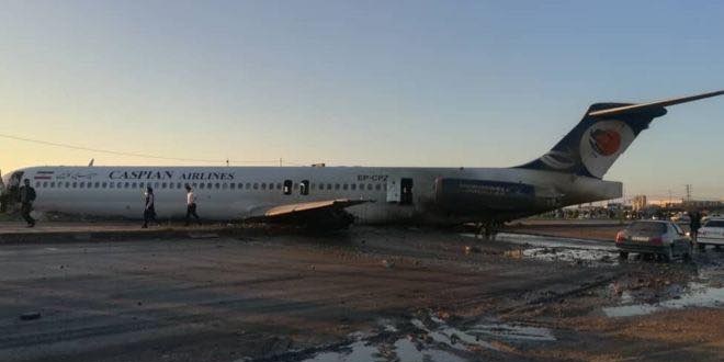 Un Boeing a derapat de pe pista de aterizare, ajungând de-a curmezișul unei autostrăzi