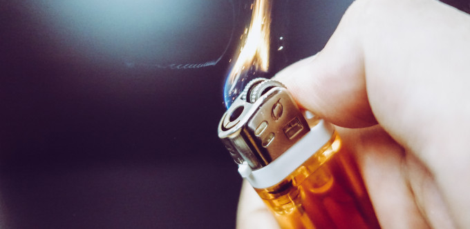 A deschis robinetele la aragaz, avea bricheta în mână și amenința că se va arunca în aer împreună cu cei doi copii