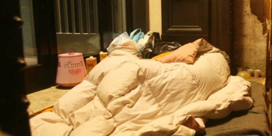 Om al străzii care a murit de frig, deși avea în buzunar 2700 de euro