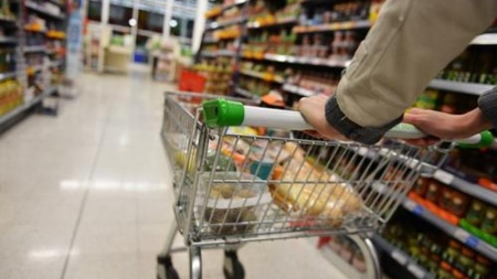 Preţurile medii ale alimentelor de bază din marile lanţuri comerciale au scăzut cu până la 34%