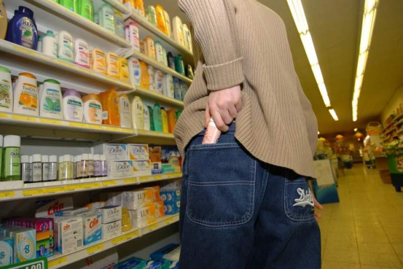 Un băimărean a furat produse cosmetice de 60 de lei dintr-un supermaket