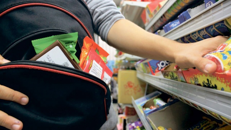 A venit la furat în Baia Mare: Un tânăr din Sălaj a sustras bunuri alimentare și nealimentare în valoare de aproape 700 lei dintr-un magazin