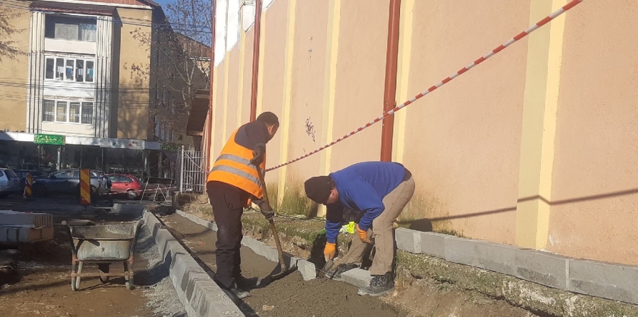 Părinți indignați că siguranța copiilor e sacrificată pe altarul locurilor de parcare (GALERIE FOTO)