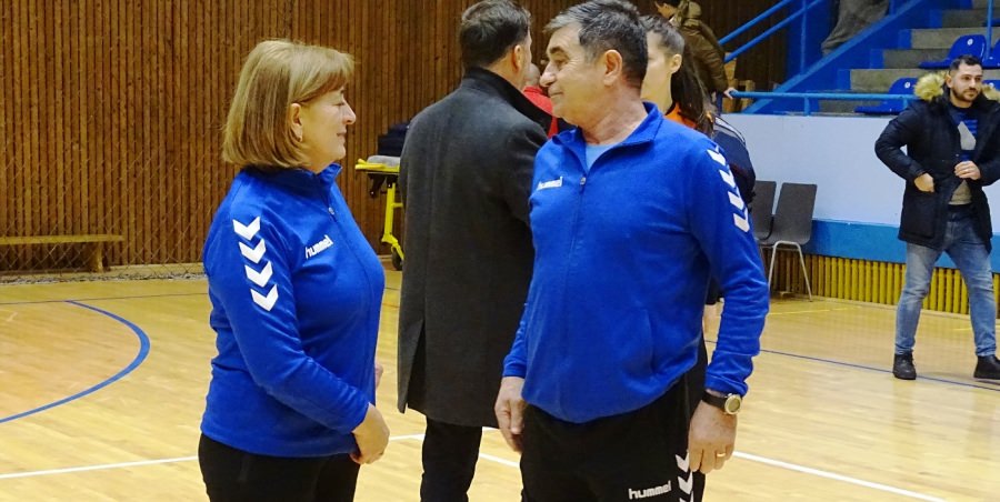Jucătoarele de 15-16 ani de la CS Marta au condus în meciul cu vedetele de la CSM București, după care le-au cerut autografe!