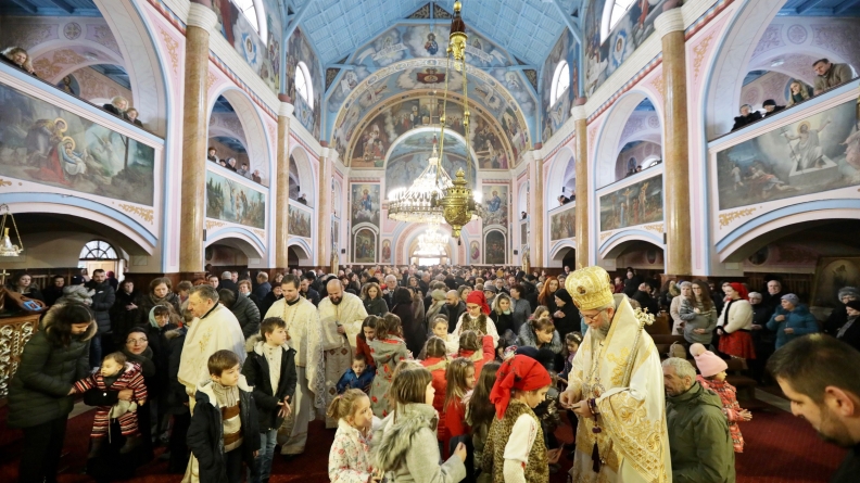 O mulțime de oameni la Sfânta Liturghie Arhierească de la Catedrala Istorică (GALERIE FOTO)