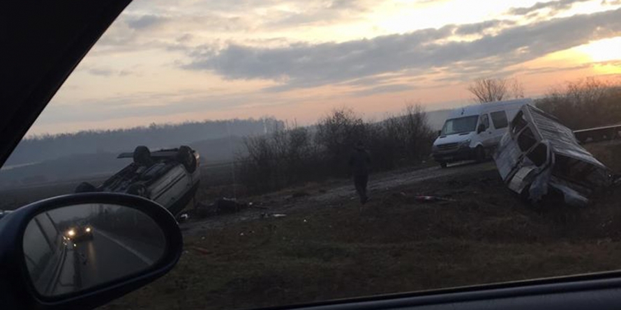 Accident cu victimă și autoturism în flăcări