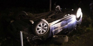 112: Adolescenți implicați într-un accident rutier la ieșirea din Budești către Cavnic. Mașina s-a răsturnat pe plafon în afara carosabilului