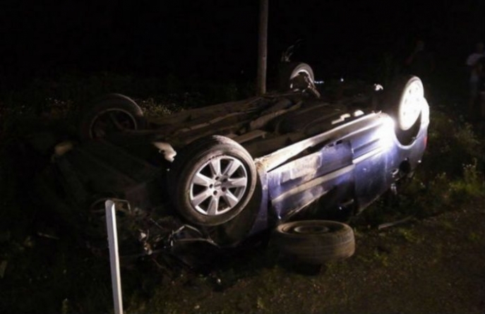 112: Adolescenți implicați într-un accident rutier la ieșirea din Budești către Cavnic. Mașina s-a răsturnat pe plafon în afara carosabilului
