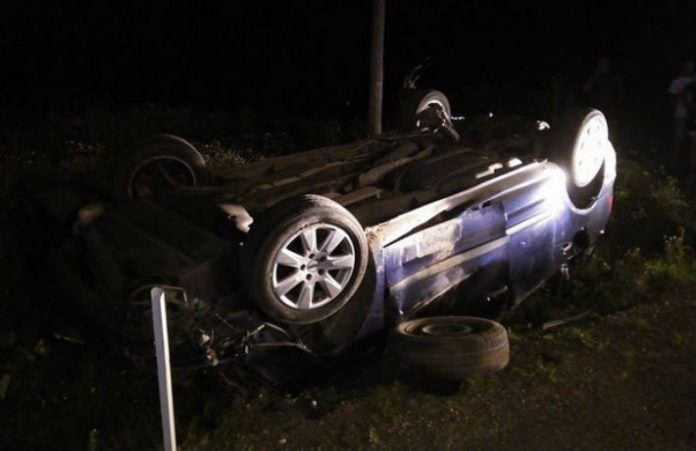 112: Adolescenți implicați într-un accident rutier la ieșirea din Budești către Cavnic. Mașina s-a răsturnat pe plafon în afara carosabilului