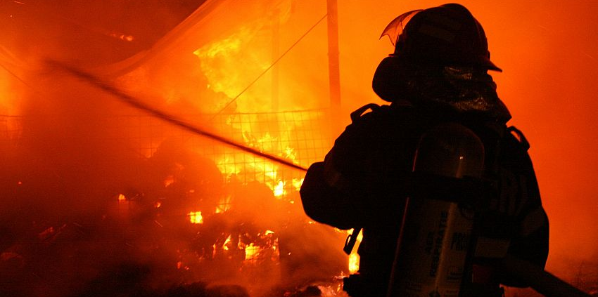 Două butelii de aragaz evacuate la vreme din imobilul în flăcări