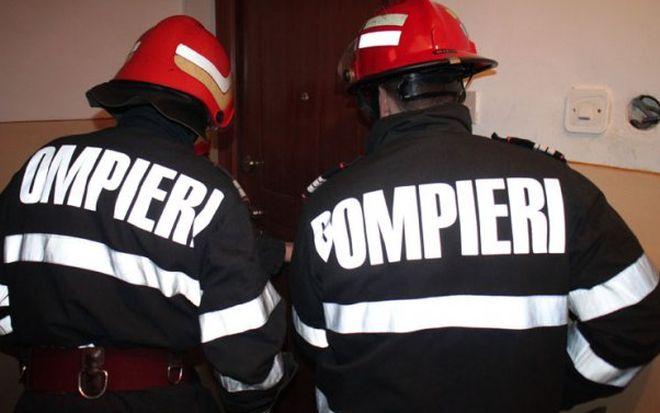 Beat fiind, nu s-a mai putut ridica de jos, în propriul apartament. Au intervenit pompierii