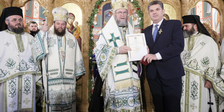 Vlad Severus Paşca, medicul care l-a îngrijit pe ÎPS Iustinian, a primit o  distincţie de primă importanţă a Episcopiei (GALERIE FOTO)