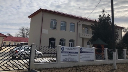 O altă fațetă a scandalului de la Mireșu Mare: elevii care au tăbărât pe un octogenar susțin acum că ar fi fost loviți de polițistul care ancheta cazul