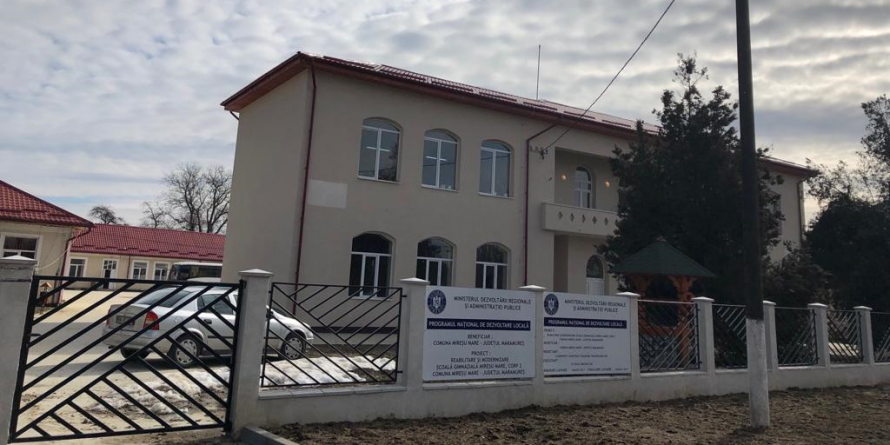 O altă fațetă a scandalului de la Mireșu Mare: elevii care au tăbărât pe un octogenar susțin acum că ar fi fost loviți de polițistul care ancheta cazul