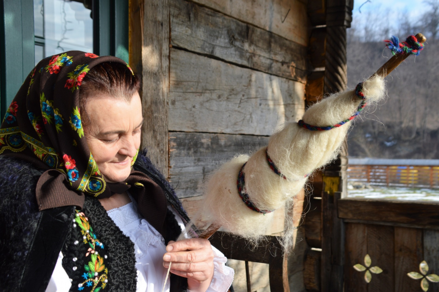 Veste venită de la Ieud: costumul popular românesc va inspira o colecție de haine, creată de o casă de modă din Franța (GALERIE FOTO)