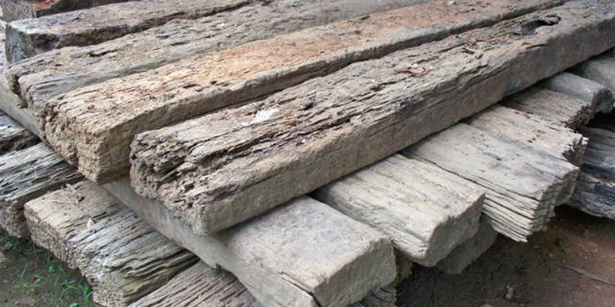 10 traverse de lemn pentru calea ferată, recuperate şi restituite din mâna hoțului