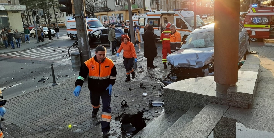 Accident cu cinci victime: două încarcerate, una  inconștientă (GALERIE FOTO)