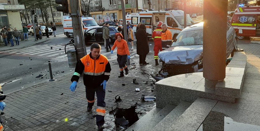 Accident cu cinci victime: două încarcerate, una  inconștientă (GALERIE FOTO)