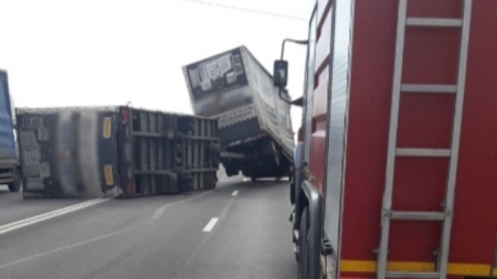 TIR răsturnat de vântul puternic