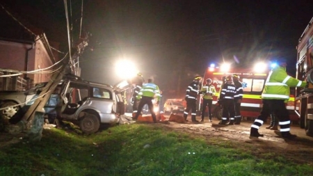 A ajuns în stare de de inconștiență, după ce a rupt cu mașina un stâlp de energie electrică