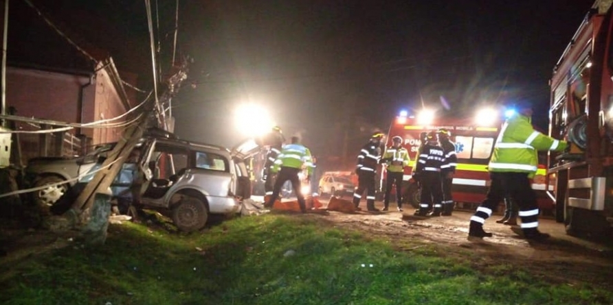 A ajuns în stare de de inconștiență, după ce a rupt cu mașina un stâlp de energie electrică