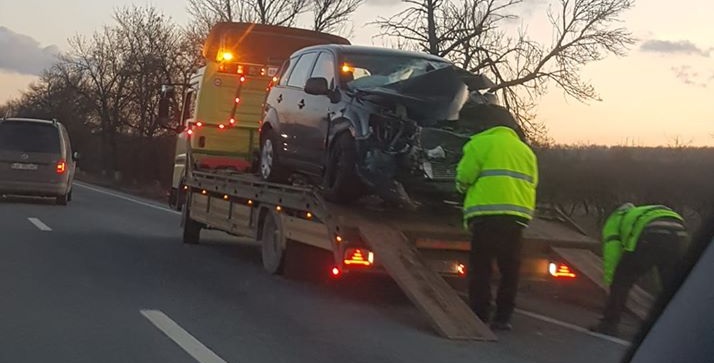 Traseu de mașină: de  pe șosea pe platformă, via parapet metalic