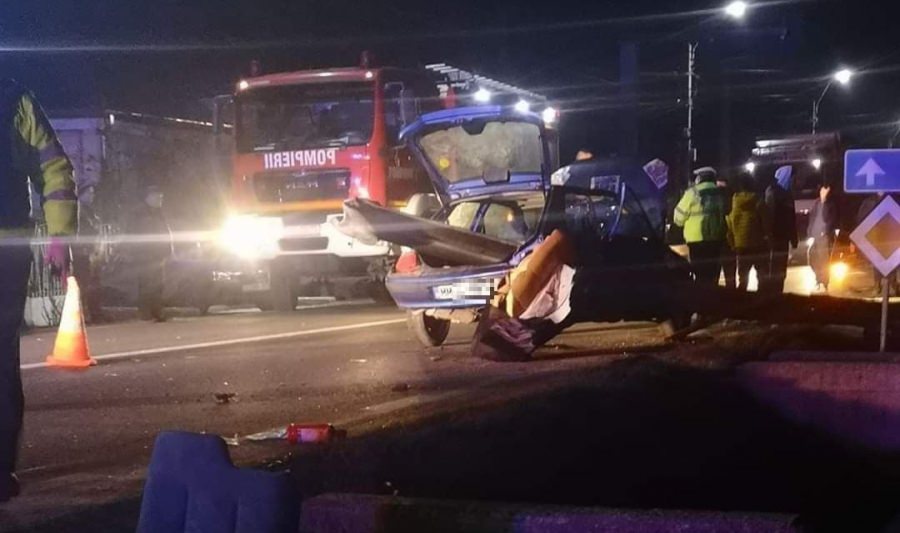 Urmărit de polițiști, s-a izbit cu mașina de un parapet