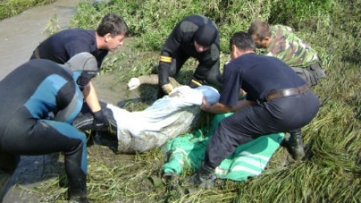 Doi bărbați găsiți morți; unul în șanț, altul în râu