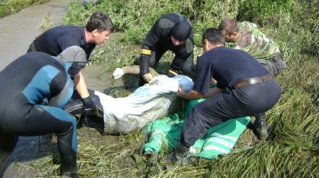 Doi bărbați găsiți morți; unul în șanț, altul în râu