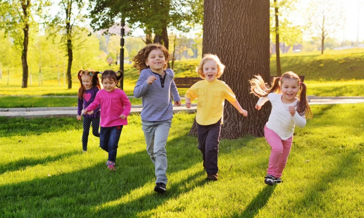 Mișcare în parc pentru copii și adulți
