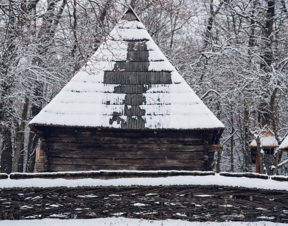 Semnul crucii a apărut pe acoperișul unei case din Maramureș, aflată în Muzeul Astra din Sibiu